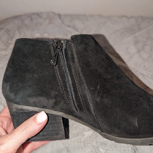 NWOT Blondo Black Suede Booties Size 8 - Picture 4 of 6